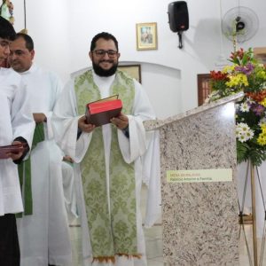 Celebrações, nas igrejas, acolhem novos párocos e reforçam compromisso com a comunidade católica de Santa Vitória (5) Celebrações, nas igrejas, acolhem novos párocos e reforçam compromisso com a comunidade católica de Santa Vitória (5)