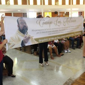 Celebrações, nas igrejas, acolhem novos párocos e reforçam compromisso com a comunidade católica de Santa Vitória (67) Celebrações, nas igrejas, acolhem novos párocos e reforçam compromisso com a comunidade católica de Santa Vitória (67)