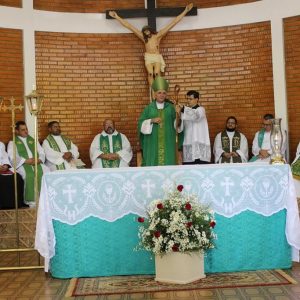 Celebrações, nas igrejas, acolhem novos párocos e reforçam compromisso com a comunidade católica de Santa Vitória (69) Celebrações, nas igrejas, acolhem novos párocos e reforçam compromisso com a comunidade católica de Santa Vitória (69)
