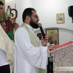 Celebrações, nas igrejas, acolhem novos párocos e reforçam compromisso com a comunidade católica de Santa Vitória (7) Celebrações, nas igrejas, acolhem novos párocos e reforçam compromisso com a comunidade católica de Santa Vitória (7)