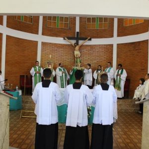 Celebrações, nas igrejas, acolhem novos párocos e reforçam compromisso com a comunidade católica de Santa Vitória (70) Celebrações, nas igrejas, acolhem novos párocos e reforçam compromisso com a comunidade católica de Santa Vitória (70)
