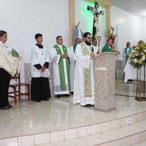 Celebrações, nas igrejas, acolhem novos párocos e reforçam compromisso com a comunidade católica de Santa Vitória (9) Celebrações, nas igrejas, acolhem novos párocos e reforçam compromisso com a comunidade católica de Santa Vitória (9)