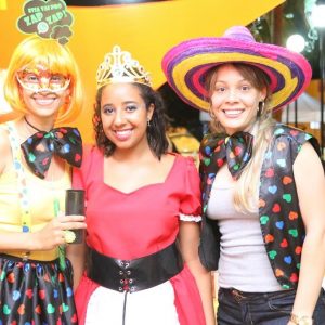 Foliões aproveitam o terceiro dia do Carnaval Santa Vitória 2018 (17) Foliões aproveitam o terceiro dia do Carnaval Santa Vitória 2018 (17)