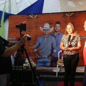 Foliões aproveitam o terceiro dia do Carnaval Santa Vitória 2018 (35) Foliões aproveitam o terceiro dia do Carnaval Santa Vitória 2018 (35)