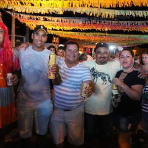 Foliões aproveitam o terceiro dia do Carnaval Santa Vitória 2018 (44) Foliões aproveitam o terceiro dia do Carnaval Santa Vitória 2018 (44)