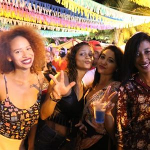 Foliões aproveitam o terceiro dia do Carnaval Santa Vitória 2018 (87) Foliões aproveitam o terceiro dia do Carnaval Santa Vitória 2018 (87)