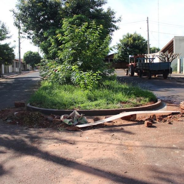 Prefeitura de Santa Vitória inicia serviço de melhoria de meio-fio na cidade (4) Prefeitura de Santa Vitória inicia serviço de melhoria de meio-fio na cidade (4)