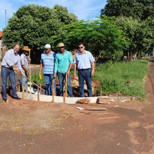 Prefeitura de Santa Vitória inicia serviço de melhoria de meio-fio na cidade (5) Prefeitura de Santa Vitória inicia serviço de melhoria de meio-fio na cidade (5)