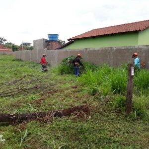 Prefeitura e comunidade mobilizam mutirão de limpeza no distrito de Chaveslândia para reforçar combate contra a Dengue (2) Prefeitura e comunidade mobilizam mutirão de limpeza no distrito de Chaveslândia para reforçar combate contra a Dengue (2)