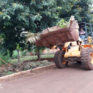 Prefeitura e comunidade mobilizam mutirão de limpeza no distrito de Chaveslândia para reforçar combate contra a Dengue (30) Prefeitura e comunidade mobilizam mutirão de limpeza no distrito de Chaveslândia para reforçar combate contra a Dengue (30)