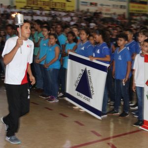 Estudantes de Santa Vitória e autoridades participam da abertura do JEMG (12)
