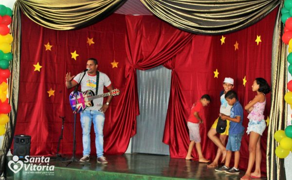 Representantes da Secretaria de Desenvolvimento Social e Crianças do Projeto Aprendendo a Crescer comemoram o Dia do Circo (1)