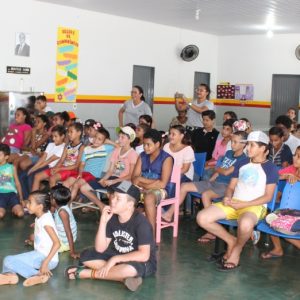 Representantes da Secretaria de Desenvolvimento Social e Crianças do Projeto Aprendendo a Crescer comemoram o Dia do Circo (10)