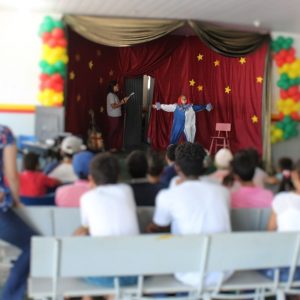 Representantes da Secretaria de Desenvolvimento Social e Crianças do Projeto Aprendendo a Crescer comemoram o Dia do Circo (11)