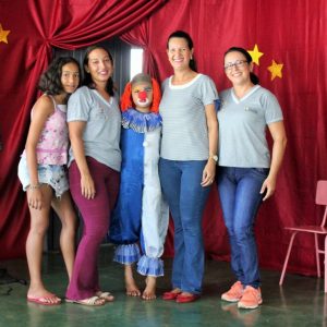 Representantes da Secretaria de Desenvolvimento Social e Crianças do Projeto Aprendendo a Crescer comemoram o Dia do Circo (12)