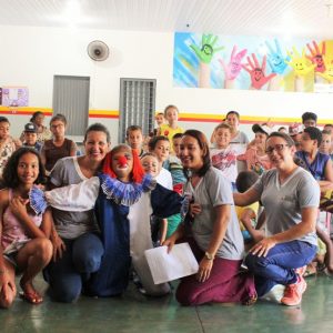 Representantes da Secretaria de Desenvolvimento Social e Crianças do Projeto Aprendendo a Crescer comemoram o Dia do Circo (13)