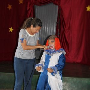 Representantes da Secretaria de Desenvolvimento Social e Crianças do Projeto Aprendendo a Crescer comemoram o Dia do Circo (14)