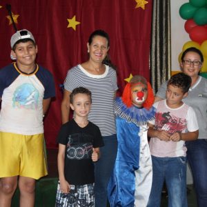 Representantes da Secretaria de Desenvolvimento Social e Crianças do Projeto Aprendendo a Crescer comemoram o Dia do Circo (15)