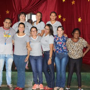 Representantes da Secretaria de Desenvolvimento Social e Crianças do Projeto Aprendendo a Crescer comemoram o Dia do Circo (16)