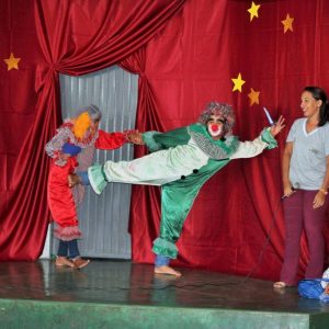 Representantes da Secretaria de Desenvolvimento Social e Crianças do Projeto Aprendendo a Crescer comemoram o Dia do Circo (17)