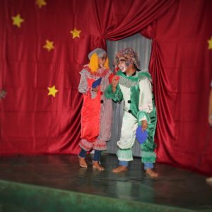 Representantes da Secretaria de Desenvolvimento Social e Crianças do Projeto Aprendendo a Crescer comemoram o Dia do Circo (18)