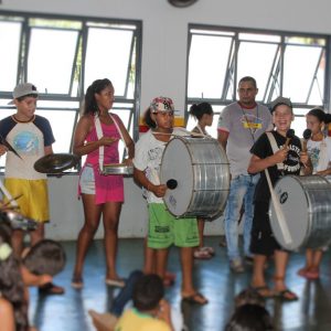 Representantes da Secretaria de Desenvolvimento Social e Crianças do Projeto Aprendendo a Crescer comemoram o Dia do Circo (19)