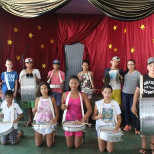 Representantes da Secretaria de Desenvolvimento Social e Crianças do Projeto Aprendendo a Crescer comemoram o Dia do Circo (21)