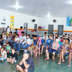 Representantes da Secretaria de Desenvolvimento Social e Crianças do Projeto Aprendendo a Crescer comemoram o Dia do Circo (3)