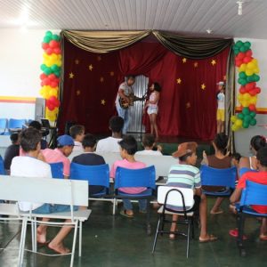 Representantes da Secretaria de Desenvolvimento Social e Crianças do Projeto Aprendendo a Crescer comemoram o Dia do Circo (4)