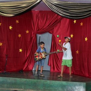 Representantes da Secretaria de Desenvolvimento Social e Crianças do Projeto Aprendendo a Crescer comemoram o Dia do Circo (6)