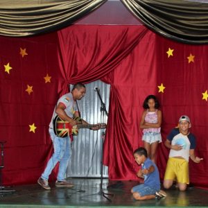 Representantes da Secretaria de Desenvolvimento Social e Crianças do Projeto Aprendendo a Crescer comemoram o Dia do Circo (7)