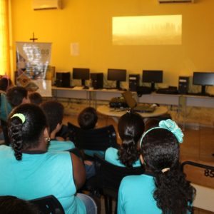 Alunos da Escola Estadual de Chaveslândia assistem filme “WALL-E” orientados pela RPTE e Secretarias Municipais (13)