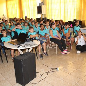 Alunos da Escola Estadual de Chaveslândia assistem filme “WALL-E” orientados pela RPTE e Secretarias Municipais (5)