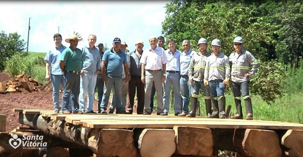 Prefeitura de Santa Vitória e SVAA constroem ponte de madeira sobre o Córrego da Limeira (1)