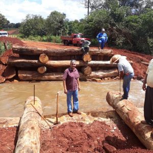 Prefeitura de Santa Vitória e SVAA constroem ponte de madeira sobre o Córrego da Limeira (10) Prefeitura de Santa Vitória e SVAA constroem ponte de madeira sobre o Córrego da Limeira (10)