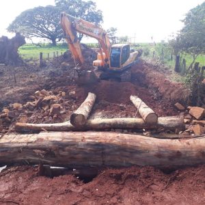 Prefeitura de Santa Vitória e SVAA constroem ponte de madeira sobre o Córrego da Limeira (12) Prefeitura de Santa Vitória e SVAA constroem ponte de madeira sobre o Córrego da Limeira (12)