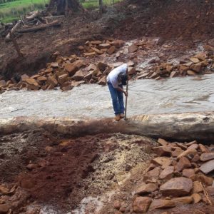 Prefeitura de Santa Vitória e SVAA constroem ponte de madeira sobre o Córrego da Limeira (13) Prefeitura de Santa Vitória e SVAA constroem ponte de madeira sobre o Córrego da Limeira (13)