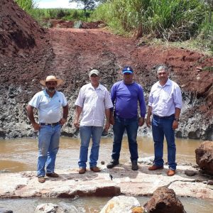 Prefeitura de Santa Vitória e SVAA constroem ponte de madeira sobre o Córrego da Limeira (14) Prefeitura de Santa Vitória e SVAA constroem ponte de madeira sobre o Córrego da Limeira (14)