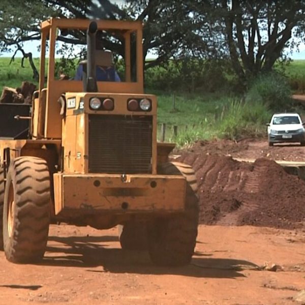 Prefeitura de Santa Vitória e SVAA constroem ponte de madeira sobre o Córrego da Limeira (2) Prefeitura de Santa Vitória e SVAA constroem ponte de madeira sobre o Córrego da Limeira (2)