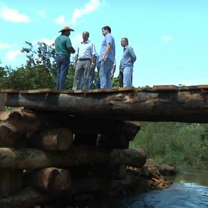 Prefeitura de Santa Vitória e SVAA constroem ponte de madeira sobre o Córrego da Limeira (3) Prefeitura de Santa Vitória e SVAA constroem ponte de madeira sobre o Córrego da Limeira (3)