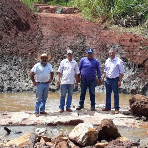 Prefeitura de Santa Vitória e SVAA constroem ponte de madeira sobre o Córrego da Limeira (4) Prefeitura de Santa Vitória e SVAA constroem ponte de madeira sobre o Córrego da Limeira (4)