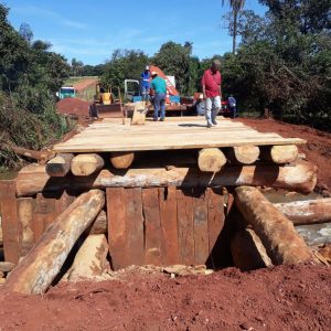Prefeitura de Santa Vitória e SVAA constroem ponte de madeira sobre o Córrego da Limeira (7) Prefeitura de Santa Vitória e SVAA constroem ponte de madeira sobre o Córrego da Limeira (7)