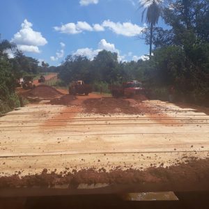 Prefeitura de Santa Vitória e SVAA constroem ponte de madeira sobre o Córrego da Limeira (8) Prefeitura de Santa Vitória e SVAA constroem ponte de madeira sobre o Córrego da Limeira (8)