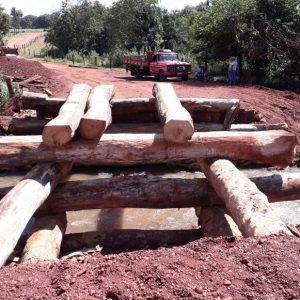 Prefeitura de Santa Vitória e SVAA constroem ponte de madeira sobre o Córrego da Limeira (9) Prefeitura de Santa Vitória e SVAA constroem ponte de madeira sobre o Córrego da Limeira (9)