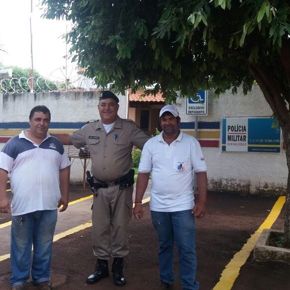 Prefeitura reforça pintura de faixas de sinalização na área do estacionamento da PM de Chaveslândia (1)