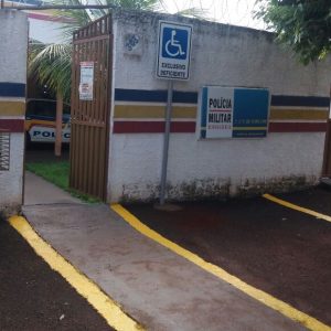 Prefeitura reforça pintura de faixas de sinalização na área do estacionamento da PM de Chaveslândia (2)