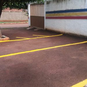 Prefeitura reforça pintura de faixas de sinalização na área do estacionamento da PM de Chaveslândia (3)