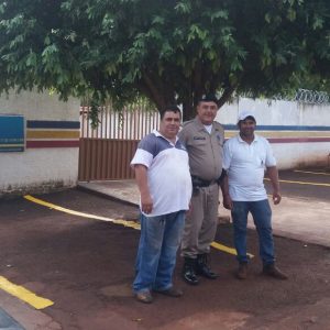 Prefeitura reforça pintura de faixas de sinalização na área do estacionamento da PM de Chaveslândia (4)