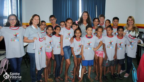 Projeto Aprendendo a Crescer ganha novos uniformes em Santa Vitória