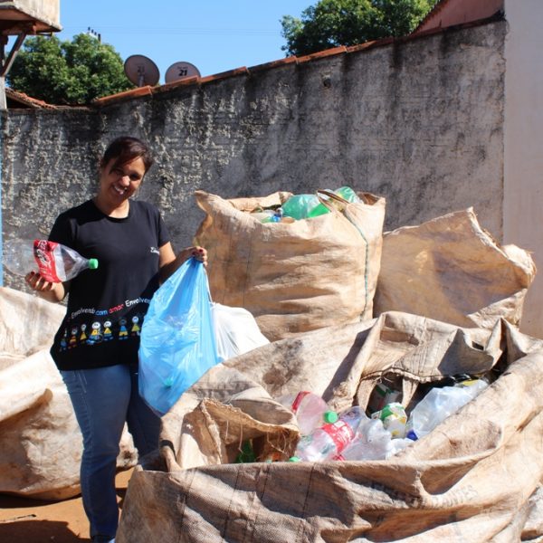 Escola Municipal Geraldo Ribeiro implanta Projeto Lixo e ajuda o município exportar vassouras de recicláveis (2) Escola Municipal Geraldo Ribeiro implanta Projeto Lixo e ajuda o município exportar vassouras de recicláveis (2)